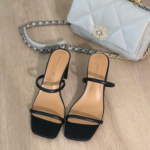 Sincerely Jules - Black Strappy Block 3 Inch Heel Sandals ✨🖤 - Picture 11 of 14